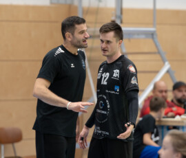 Germany ,Eltmann, Georg Schäfer Halle - 24 Oct 2026 - 2.Bundesliga, Volleyball - CERATONIA Volleys Eltmann – SV Schwaig
Image: (fLTR) Co-Trainer Gavra Meduric talking with Tobias Werner (VC Eltmann, #12) during a timeout.
