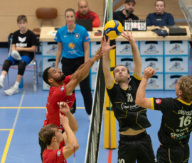 Germany ,Eltmann, Georg Schäfer Halle - 24 Oct 2026 - 2.Bundesliga, Volleyball - CERATONIA Volleys Eltmann – SV Schwaig
Image: Aaron Neumann (VC Eltmann, #42) meeting the setter of Schwaig at the net.