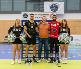 Germany ,Eltmann, Georg Schäfer Halle - 24 Oct 2026 - 2.Bundesliga, Volleyball - CERATONIA Volleys Eltmann – SV Schwaig
Image: MVPs, Perica Stanic (Schwaig) and Aaron Neumann (VC Eltmann, #42) get presented their medals from the Landrat, Michael Ziegler.
