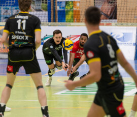Germany ,Eltmann, Georg Schäfer Halle - 24 Oct 2026 - 2.Bundesliga, Volleyball - CERATONIA Volleys Eltmann – SV Schwaig
Image: (fLTR) Tobias Werner (VC Eltmann, #12) and Aaron Neumann (VC Eltmann, #42) diving for a spiked ball.